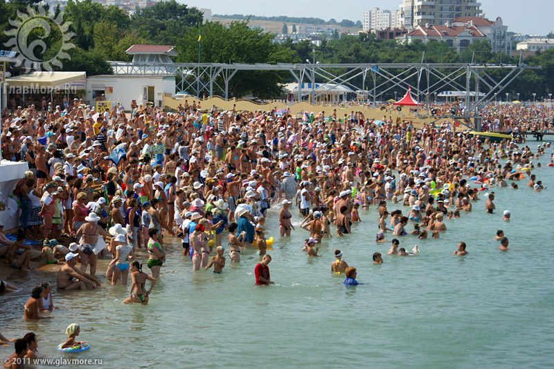 Население геленджика на 2023. Много народу на пляже.